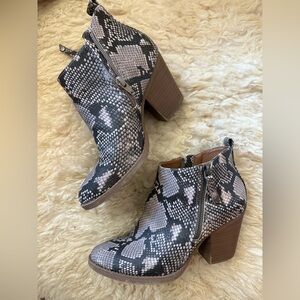 Universal Thread Gray snakeskin Patterned Ankle Boots